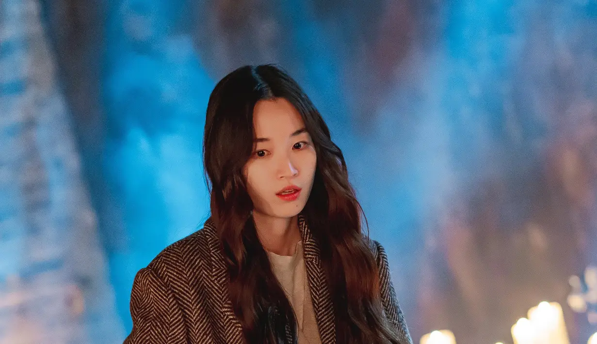 Joo In Hae, yang menuju ke ruang bawah tanah rumah warisan ayahnya juga tidak bisa menyembunyikan kebingungannya setelah melihat sesuatu di dahadapnnya. (Foto: kbsdrama Instagram via Soompi)