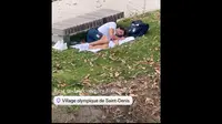 Thomas Ceccon, perenang Italia di Olimpiade Paris 2024 terekam tidur di taman. (dok. Instagram Story @huseinalireza)