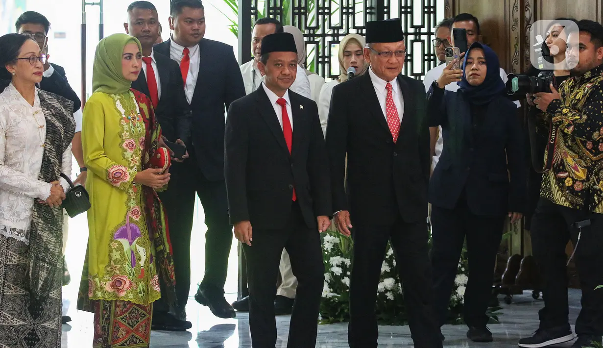 Menteri Energi dan Sumber Daya Mineral (ESDM) yang baru Bahlil Lahadalia dan pejabat lama Arifin Tasrif saat acara serah terima jabatan Menteri ESDM di Kantor Kementerian ESDM, Jakarta, Senin (19/8/2024). (merdeka.com/Arie Basuki)