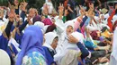 Acara Istighosah Kubro yang bertemakan "Doa untuk Indonesia" ini dihadiri ribuan pendukung dari berbagai partai politik pengusung pasangan capres nomor urut 2, Joko Widodo-JK, Jumat (4/7/2014) (Liputan6.com/Herman Zakharia)