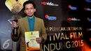 Andhika Triadi mendapat penghargaan sebagai Penata Musik Terpuji FFB 2015 dalam Air dan Api, Bandung, Sabtu (13/9/2015). (Liputan6.com/Faisal R Syam)