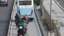 Tidak adanya petugas yang mengawasi Jalur Transjakarta dimanfaatkan pemotor untuk melintas di jalur tersebut, Jakarta, Rabu (13/7). (Liputan6.com/Immanuel Antonius)
