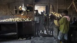 Pembeli menunggu roti saat pekerja bekerja di dalam toko roti Bongu di lingkungan Bel Air di Port-au-Prince, Haiti, Senin (27/9/2021).  (AP Photo/Rodrigo Abd)