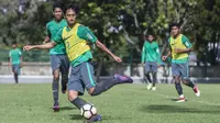 Pemain Timnas Indonesia U-19, Hanis Saghara, berusaha melepas tendangan saat latihan di Lapangan ABC Senayan, Senin (19/2/2018). Pemusatan latihan Timnas Indonesia akan digelar selama satu pekan, yakni 18-25 Februari 2018. (Bola.com/Vitalis Yogi Trisna)