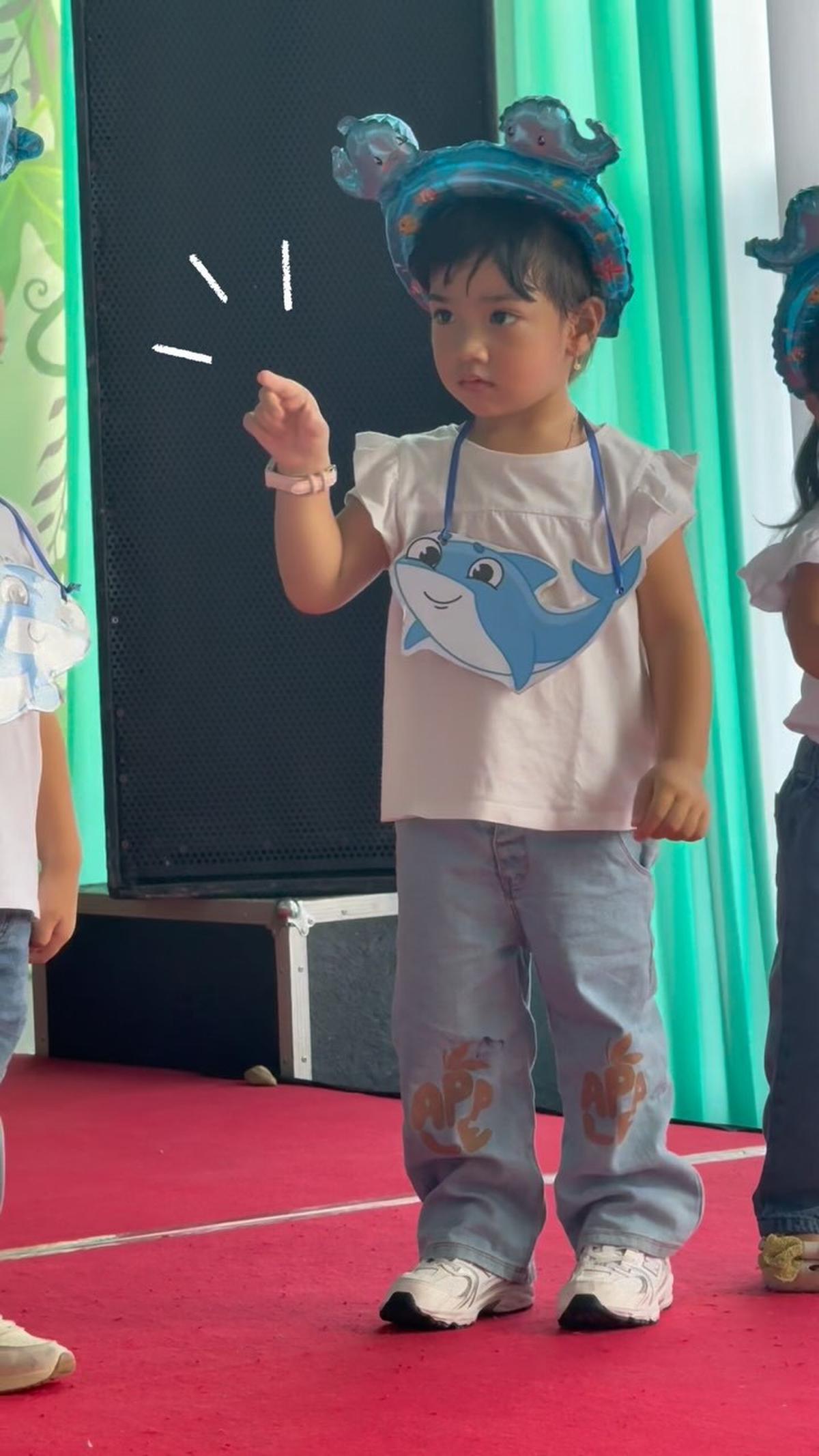7 Potret Amala Anak Irish Bella Tampil di Acara Sekolah Pertama Kali, Didampingi Haldy Sabri