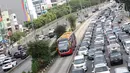Suasana kemacetan di Jalan Sudirman, Jakarta, Jumat (23/6). Polda Metro Jaya tidak memberlakukan kawasan pengendalian lalu lintas ganjil-genap di beberapa jalan protokol Jakarta dari 23 Juni hingga 2 Juli 2017. (Liputan6.com/Immanuel Antonius)