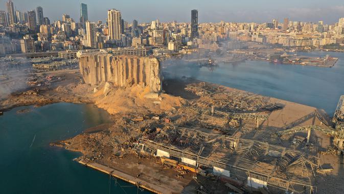 Gambar drone memperlihatkan tempat ledakan yang mengguncang pelabuhan Beirut, Lebanon, Rabu (5/8/2020). Ledakan terjadi di area pelabuhan, di tempat penyimpanan bahan peledak, amonium nitrat.  (AP Photo/Hussein Malla)