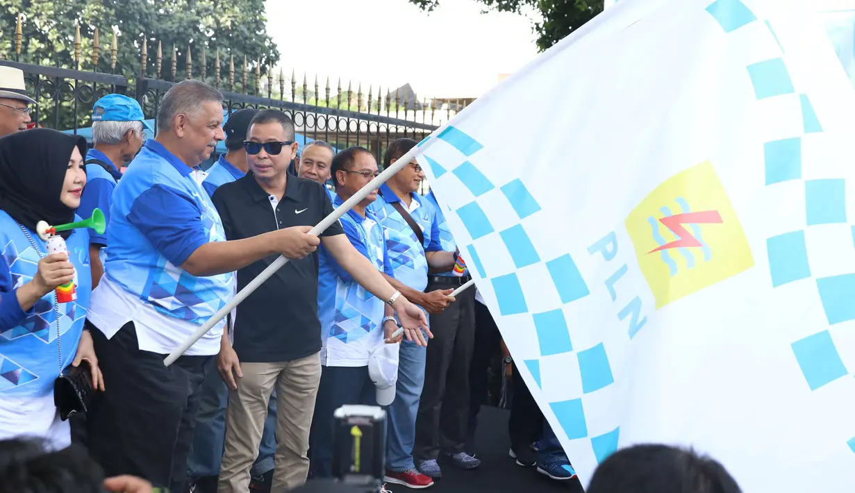 Menteri ESDM Ignasius Jonan, bersama Direktur Utama PLN, Sofyan Basir melepas ribuan peserta Family Day 72 PLN di Kawasan JCC, Jakarta, Minggu (3/12). Acara ini diisi berbagai macam aneka hiburan. (Liputan6.com/Angga Yuniar)