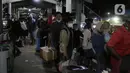 <p>Sejumlah pemudik pejalan kaki masuk ke kapal "Roll on-Roll off" (RoRo) untuk menyeberang di Pelabuhan Merak, Banten, Jumat (29/4/2022) dini hari. Berdasarkan data yang dirilis ASDP Cabang Merak, hingga pukul 20.00 WIB, Rabu, 28 April 2022, jumlah penumpang yang menyeberang dari Pelabuhan Merak ada 261.741 orang. (Liputan6.com/Angga Yuniar)</p>