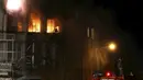 Petugas pemadam kebakaran mencoba mematikan api yang di kantor Kedubes Arab Saudi, Teheran, Iran, (2/1). Syeik Nimr al-Nimr dikenal rajin memprotes kebijakan kerajaan Arab Saudi yang dinilai diskriminatif terhadap warga Syiah. (REUTERS / Mehdi Ghasemi)