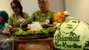 Peserta menyiapkan tumpeng saat mengikuti Lomba Menghias Tumpeng di Museum Nasional, Jakarta, Sabtu (22/4). Acara ini digelar untuk memperingati hari Kartini dan sekaligus merayakan ulang tahun Museum Nasional. (Liputan6.com/Fery Pradolo)