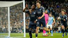 Vinicius Junior dari Real Madrid merayakan gol pembuka dari titik penalti bersama Thiago Pitarch, di sebelah kanan, selama pertandingan leg kedua babak 16 besar Liga Champions antara Manchester City dan Real Madrid di Manchester, Rabu, 18 Maret 2026. (AP Photo/Dave Thompson)