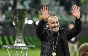 Pelatih Chelsea, Enzo Maresca, melambaikan tangan kepada suporter di dekat trofi UEFA Conference League yang diraih tim asuhannya setelah mengalahkan Real Betis dengan skor 4-1 di laga final yang berlangsung pada Kamis (29/5/2025) dini hari WIB. (AP Photo/Denes Erdos)