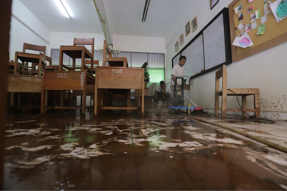 Banjir di SMAN 60 Jakarta mulai surut