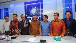 Eko Patrio (kanan) tampak hadir saat pengurus baru DPP PAN melakukan konferensi pers, Senayan, Jakarta, Rabu (25/3/2015).Konpers tersebut terkait surat keputusan Menkumham yang telah mengesahkan kepengurusan DPP PAN.(Liputan6.com/Andrian M Tunay)