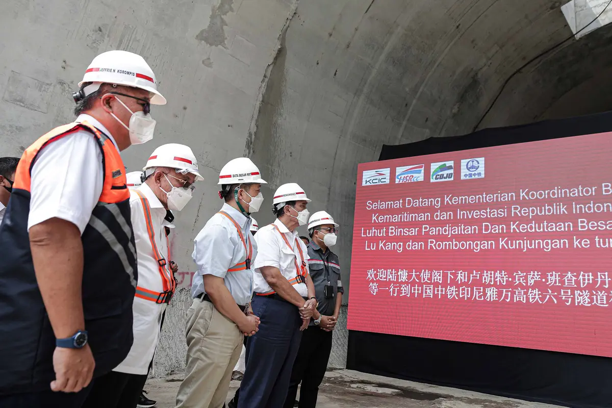 FOTO: Menko Luhut dan Dubes RRT Tinjau Tunnel 6 Kereta Cepat Jakarta - Bandung
