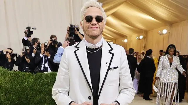 6 Gaya Seleb Pria Pakai Dress di Met Gala 2021