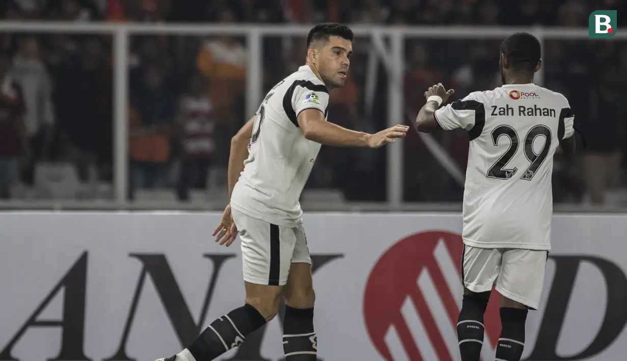 Bek Madura United, Fabiano Beltrame, merayakan gol ke gawang Persija Jakarta pada laga Liga 1 di SUGBK, Jakarta, Sabtu (12/5/2018). Persija kalah 0-2 dari Madura United. (Bola.com/Vitalis Yogi Trisna)