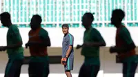 Pelatih kiper Timnas, Gatot Prasetyo saat sesi latihan timnas Indonesia di Stadion Pakansari, Bogor. (Bola.com/Nicklas Hanoatubun)