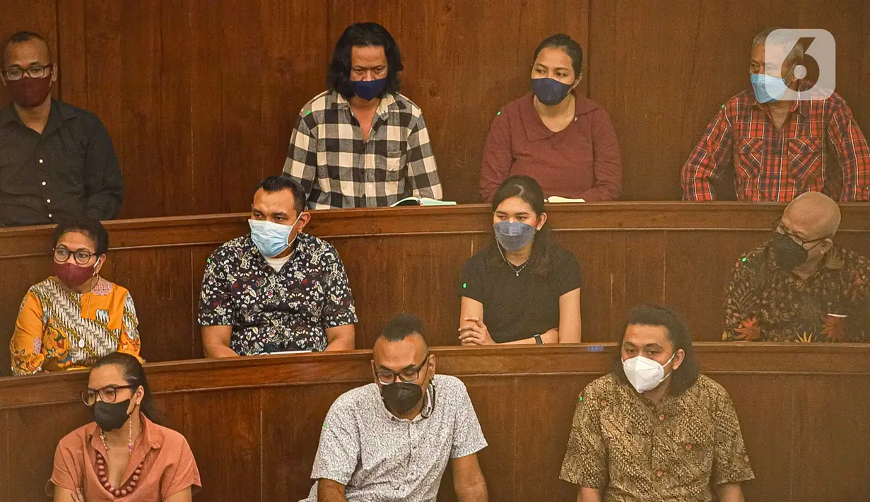 Jemaat melaksanakan ibadah malam Natal di Gereja Immanuel, Jakarta, Jumat (24/12/2021). Perayaan ibadah malam Natal mengingatkan umat untuk saling mengasihi dengan segenap hati dalam kasih persaudaraan yang tulus dan ikhlas melalui tindakan belarasa. (Liputan6.com/Faizal Fanani)