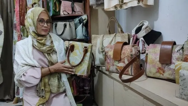 Cerita Yuli Mengolah Bahan Alam Jadi Motif Cantik Ramah Lingkungan