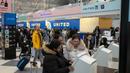 Para pelancong mencari boarding pass dan memasuki pos pemeriksaan keamanan di Terminal 1 Bandara O'Hare pada 12 Januari 2024 di Chicago, Illinois. (Jim Vondruska/Getty Images via AFP)