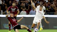 Pemain Salernitana Paulo Dybala (kanan) mengontrol bola saat melawan AS Roma pada pertandingan sepak bola Serie A Italia di Stadion Arechi, Salerno, Italia, 14 Agustus 2022. AS Roma menang 1-0. (Alessandro Garofalo/LaPresse via AP)