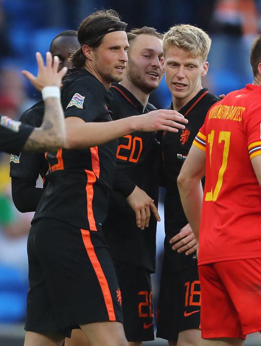 Gelandang Belanda Teun Koopmeiners (tengah) merayakan dengan rekan setimnya setelah mencetak gol ke gawang Wales selama pertandingan grup A4 UEFA Nations League di stadion Cardiff City di Cardiff, Wales selatan, Kamis (9/6/2022). Belanda menang tipis atas Wales 2-1. (AFP/Geoff Caddick)