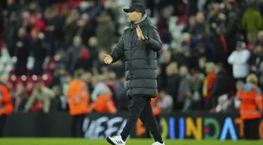 Pelatih Liverpool Jurgen Klopp memberi isyarat usai pertandingan melawan Real Madrid pada pertandingan leg pertamababak 16 besar Liga Champions di stadion Anfield di Liverpool, Inggris, Rabu (22/2/2023). Liverpool kalah telak dari Madrid dengan skor 2-5. (AP Photo/Jon Super)