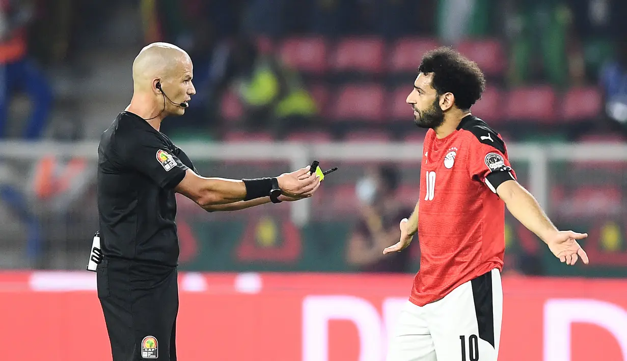 Sebuah insiden terjadi pada menit ke-37 ketika wasit Victor Gomes menawarkan Mohamed Salah untuk menjadi wasit dalam pertandingan tersebut dengan menyodorkan peluit, pena, dan kartu kuning. (AFP/Charly Triballeau)