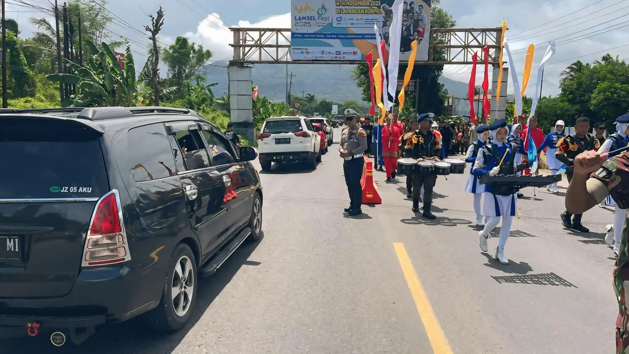 Jajaran Satlantas Polres Lampung Selatan turun langsung di lapangan untuk menjaga keamanan, keselamatan, ketertiban, dan kelancaran lalu lintas acara Pawai Budaya Lamsel Fest 2025 (Istimewa)