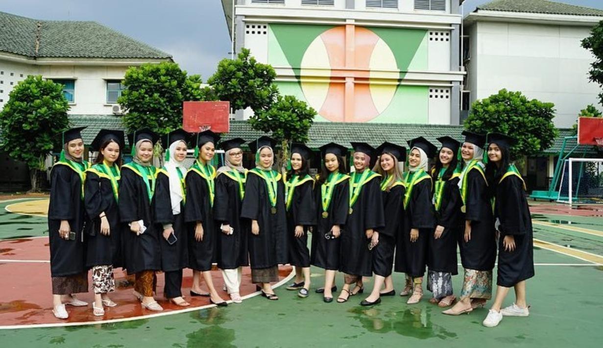 Lulus SMA, kebersamaan Azizah bareng sahabatnya ini tinggal kenangan. Berpencar di kampus yang berbeda-beda, Azizah tentunya hanya bisa berhubungan dengan teman-temannya lewat media sosial. Tak diketahui Azizah kuliah di mana, namun dari kabar burung yang beredar di kalangan netizen, anak Andre Rosiade ini akan melanjutkan kuliah setelah menikah. (Liputan6.com/IG/@azizahsalsha_)