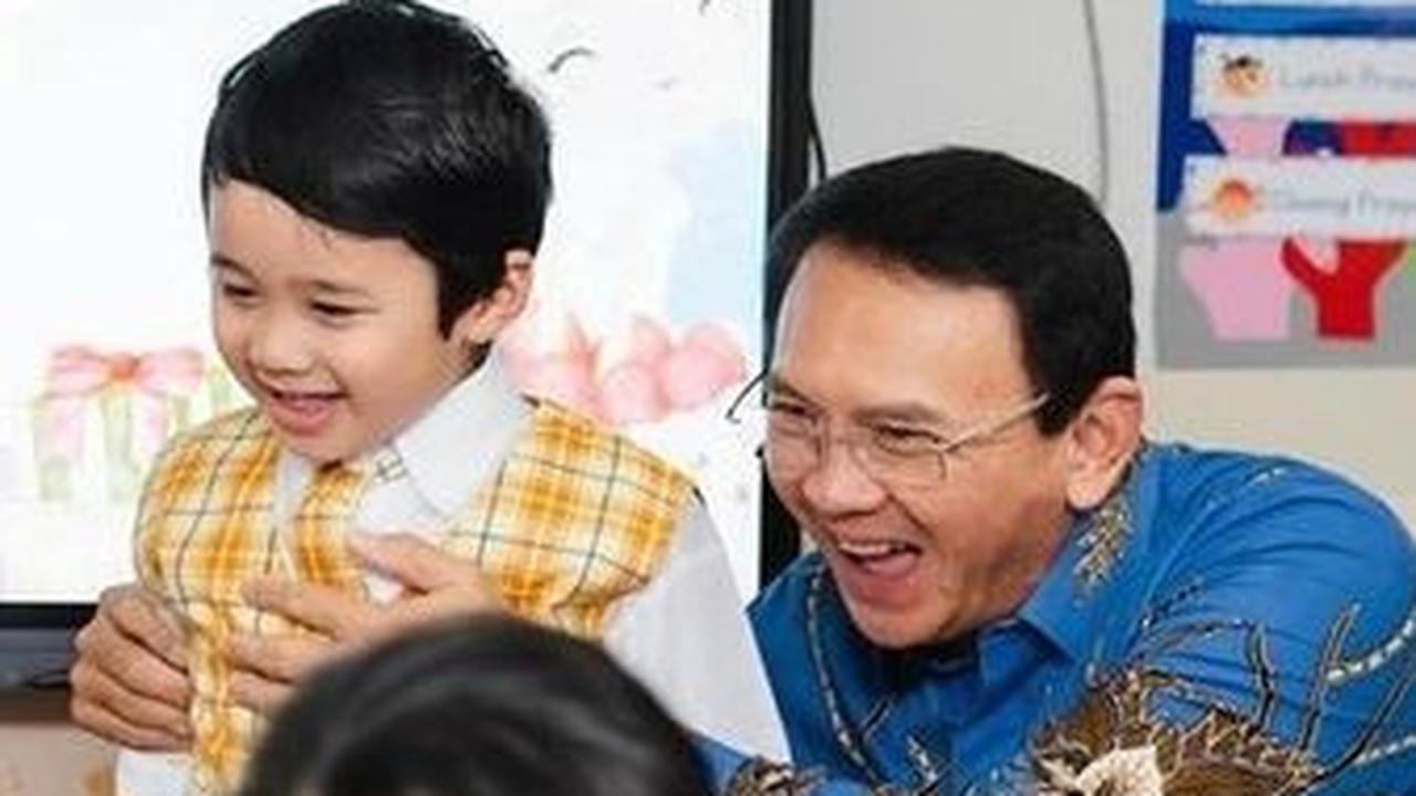 Ahok Memegang Anak Laki-Lakinya Agar Tidak Ikut Meniup Lilin