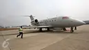 Pesawat Boeing MSA N614BA bersiap sebelum uji terbang di Lanud Halim Perdanakusuma, Jakarta, Rabu (4/11). Uji terbang dengan pesawat Boeing MSA N614BA tersebut dilakukan untuk mengawasi perairan Indonesia. (Liputan6.com/Immanuel Antonius)