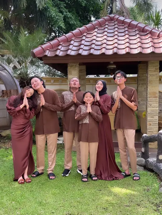 Mahalini dan keluarga Rizky Febian kompak memakai pakaian serba coklat