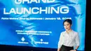 Pesona lady boss Prilly Latuconsina makin terlihat dengan gaya rambut updo dan poni samping keriting [@prillylatuconsina96]