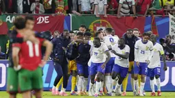 Para pemain Prancis meluapkan kebahagiaan setelah berhasil mengalahkan Portugal dan sekaligus mengunci tiket semifinal Euro 2024. (AP Photo/Frank Augstein)