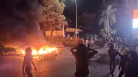 Kantor DPRD Makassar Diserang Massa, 6 Motor dan Mobil Dibakar