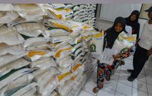 FOTO: Semringah Warga Menerima Bantuan Cadangan Pangan Beras 10 Kg