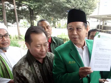 Ketua Umum PPP Djan Faridz medatangani Gedung KPK, Jakarta,Senin (15/6/2015). Kedatangan Djan dalam rangka mengajukan surat penangguhan penahan untuk Mantan Menteri Agama era SBY, Suryadharma Ali. (Liputan6.com/Helmi Afandi)