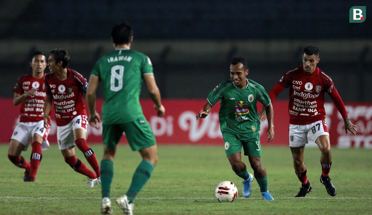 Striker PSS Sleman, Irfan Jaya (kedua dari kanan) menguasai bola dibayangi striker Bali United, Stefano Lilipaly (kanan) dalam laga perempatfinal Piala Menpora 2021 di Stadion Si Jalak Harupat, Bandung, Senin (12/4/2021). PSS Sleman menang 4-2 melalui adu penalti. (Bola.com/Ikhwan Yanuar)