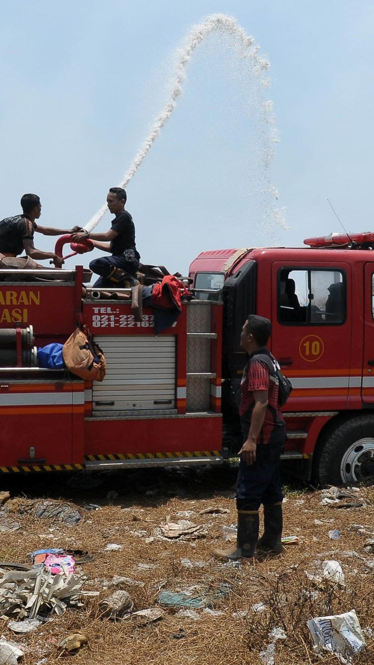 Saat ini proses pendinginan terkendala armada mobil pemadam serta excavator untuk memindahkan sampah.