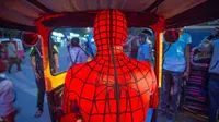 Manusia laba-laba itu menjalani akvititas sehari-hari. Belum pernah kan lihat Spiderman naik angkot?