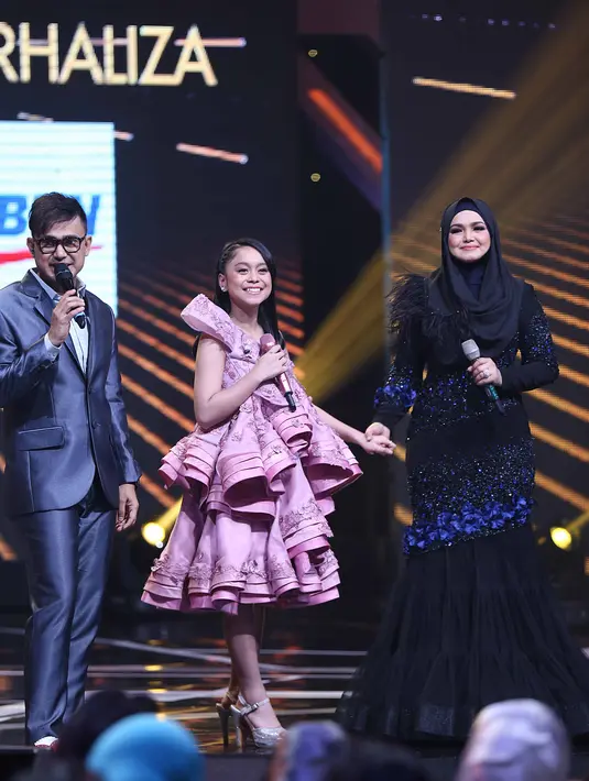 Siti Nurhaliza saat tampil di Golden Memories International di Studio 5 Indosiar, Daan Mogot, Jakarta Barat, Kamis (12/1/2017). Selain duet dengan Lesti, juga duet dengan Hetty Koesendang, Titiek Puspa dan Cakra Khan. (Nurwahyunan/Bintang.com)