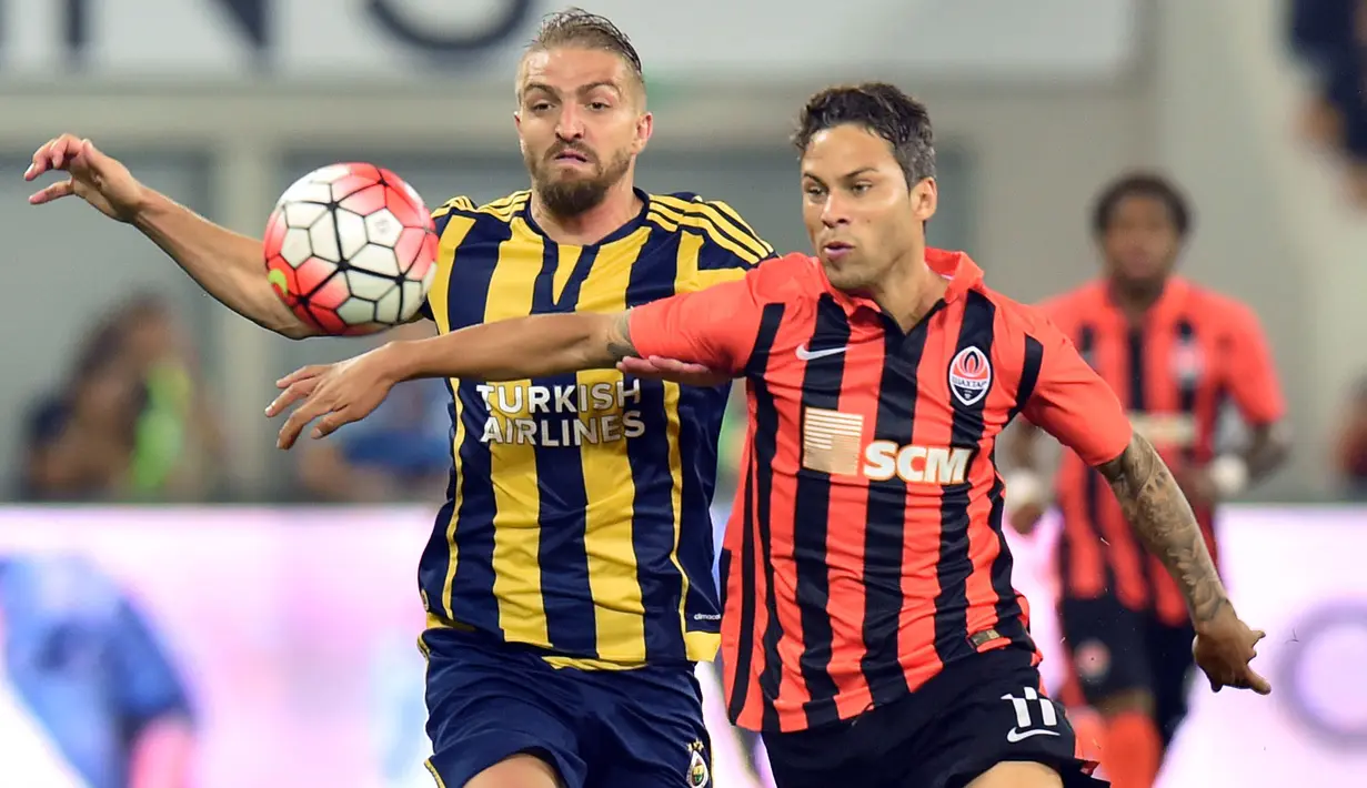 Marlos (kanan) baru saja keluar dari Shakhtar Donetsk dengan status bebas transfer per 1 Januari 2022 lalu. Padahal ia berjasa menyumbangkan 4 trofi liga Ukraina, 4 trofi Piala Ukraina, dan 4 Piala Super Ukraina bersama klub yang berjuluk Miners tersebut. (AFP/Sergei Supinsky)
