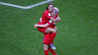 Pemain Timnas Amerika Serikat, Alex Morgan digendong temannya, usai menjebol gawang Thailand di Piala Dunia Wanita 2019 (Francois Mori/AP)