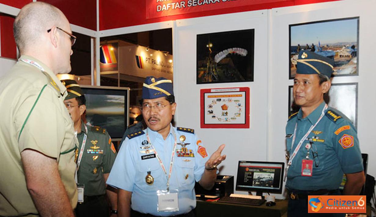 Citizen6, Jakarta Pusat: Dalam kunjungan Kasum TNI ke Indo Defence 2012 didampingi Wairjen TNI Mayor Jenderal TNI Chaidir Serunting Sakti, Waasrenum Panglima TNI Brigadir Jenderal TNI Suhardjanto, dan pejabat TNI lainnya. (Pengirim: Badarudin bakri)