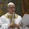Paus Leo XIV&nbsp;memimpin misa pada&nbsp;Jumat (9/5/2025), bersama Dewan Kardinal di dalam Kapel Sistina di Vatikan sehari setelah terpilih sebagai Paus ke-267 Gereja Katolik Roma. (Dok. Vatican Media via AP)