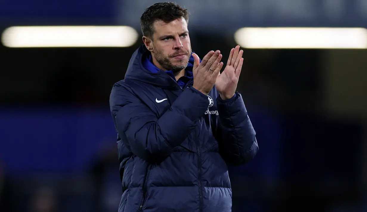 Bek Chelsea, Cesar Azpilicueta memberi aplaus kepada para fans setelah berakhirnya laga Liga Inggris 2022/2023 menghadapi Brentford di Stamford Bridge, London (26/4/2023). Meski masih meyisakan kontrak setahun lagi, Chelsea merelakan kepergian Cesar Azpilicueta secara gratis sebagai bentuk penghormatan kepada sang pemain. Ia akhirnya bergabung dengan salah satu klub kuat La Liga, Atletico Madrid yang mengontraknya selama semusim ke depan. (AFP/Adrian Dennis)
