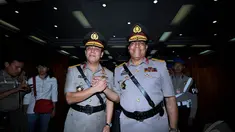 Kapolda Papua Barat, Brigjen Paulus Waterpau, dan Kapolda Banten, Brigjen Boy Rafli Amar, di Mabes Polri, Jakarta, Jumat (9/1). (Liputan6.com/Miftahul Hayat)